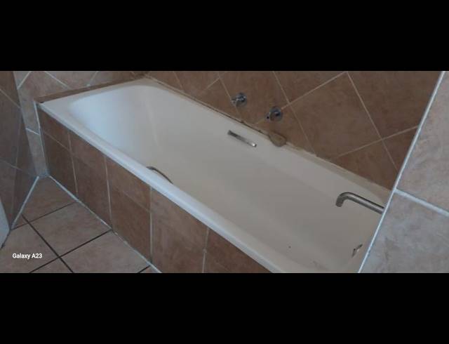 2 BEDROOM TOWNHOUSE FOR SALE IN VANDERBIJLPARK CE 2..